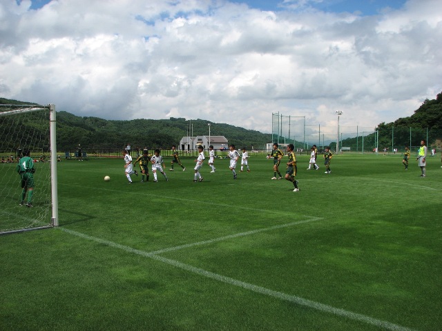 ２００９年７月２５日 土 ２６日 日 嬬恋合宿 群馬 楽しかった合宿 ４年 新田隼也 ぼくは サッカーの合宿でぐん馬のつまごい村へ行きました その中で一番びっくりしたのは つまごいのグランドがしばふだったということです なぜかというと